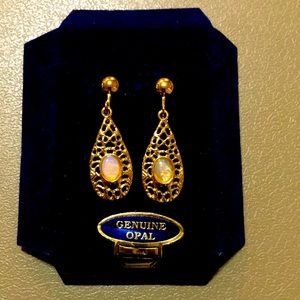 Vintage Elizabeth Farrell Genuine Opal Stone Gold Tone Clip-On Teardrop Earrings